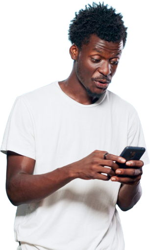Pessoa de camiseta branca olhando para o smartphone
