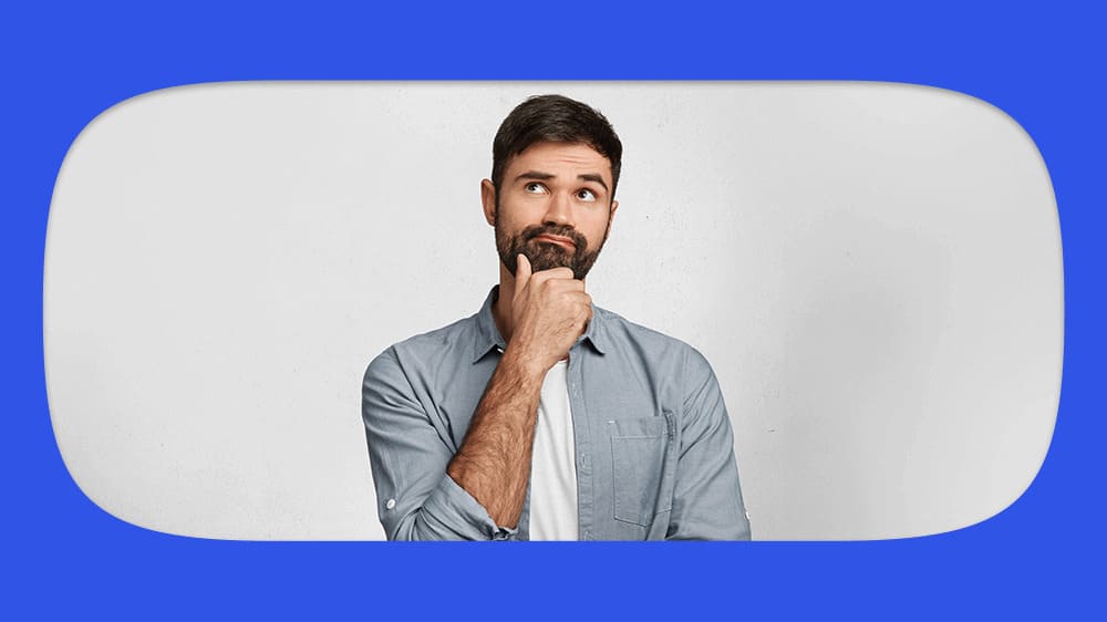 Homem pensativo com barba, usando camisa azul clara, em fundo branco e azul, representando reflexão ou tomada de decisão.