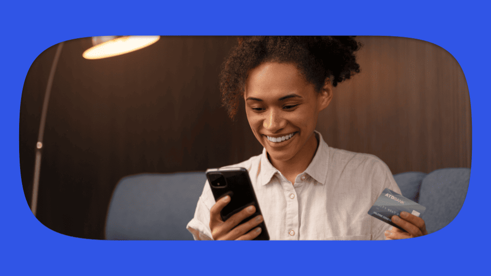 Mulher feliz com comprovante CPF