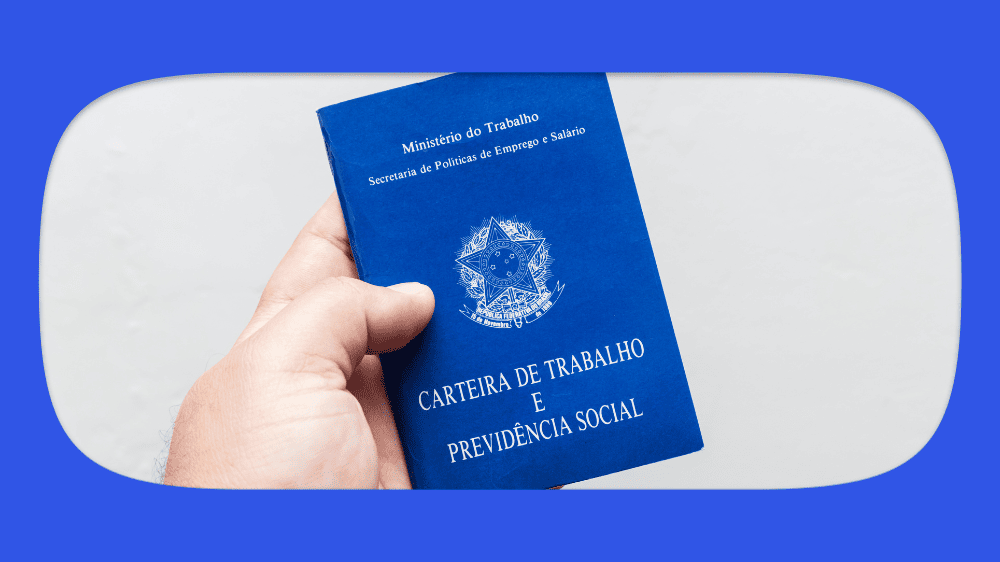 Pessoa segurando uma carteira de trabalho