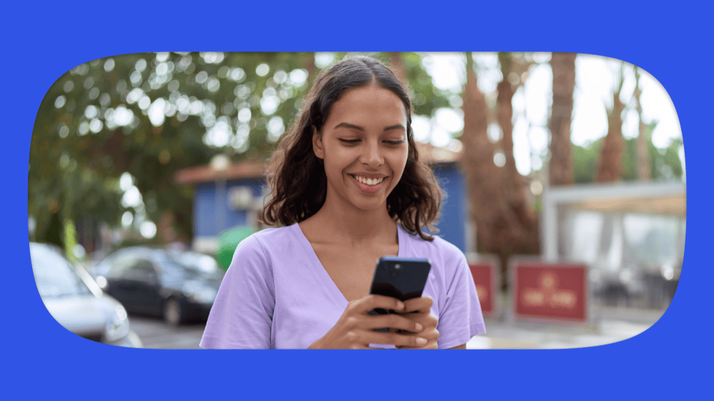 Mulher consultando pelo celular o seguro desemprego pelo CPF