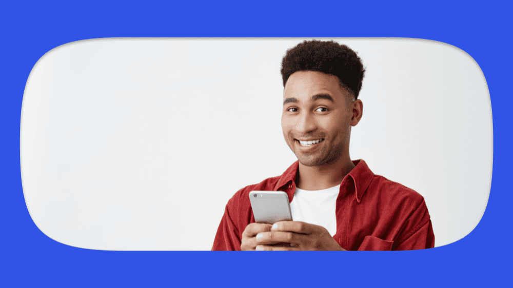 Homem contente com seu CPF digital