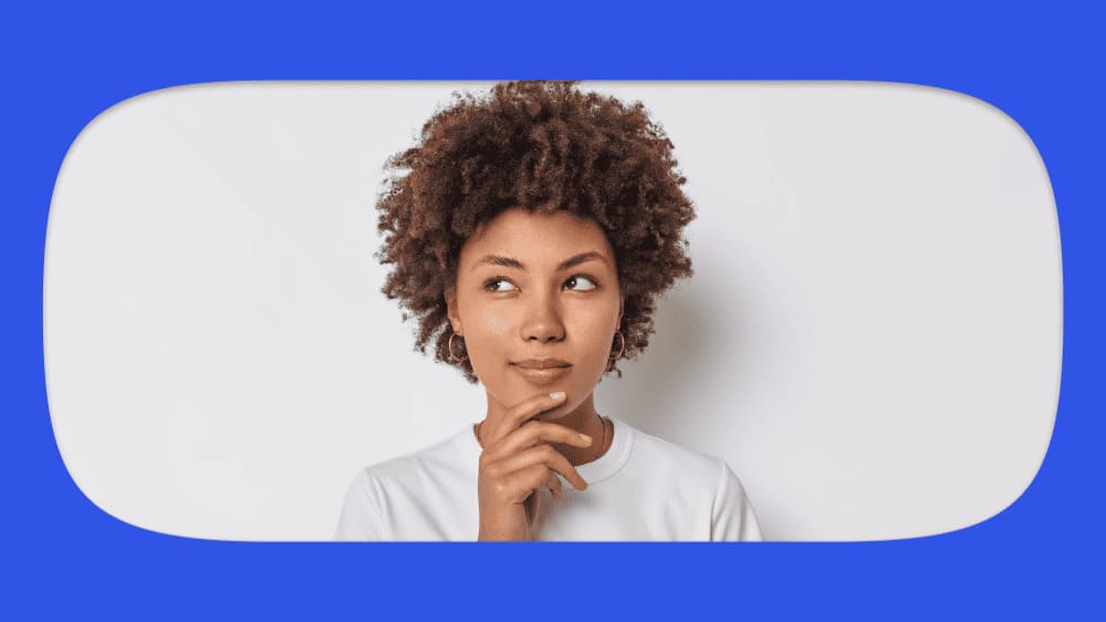 Mulher afrodescendente pensativa representando criatividade e reflexão, com fundo branco e azul, voltada para ideias inovadoras e inovação.