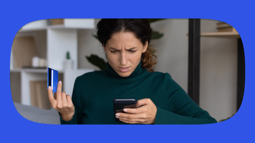 mulher preocupada olhando para celular