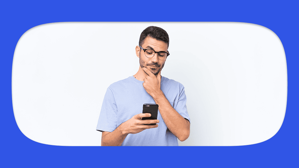 Homem consultando processo INSS pelo CPF utilizando um celular.