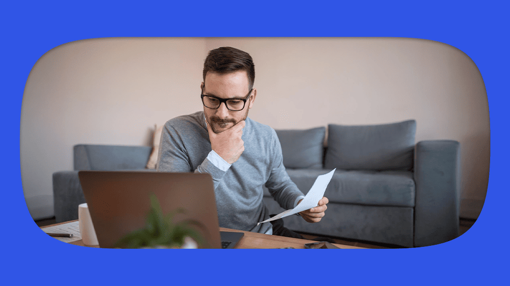 Homem consultando dívida publica