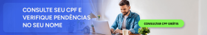 Homem utilizando um notebook para consultar seu CPF grátis