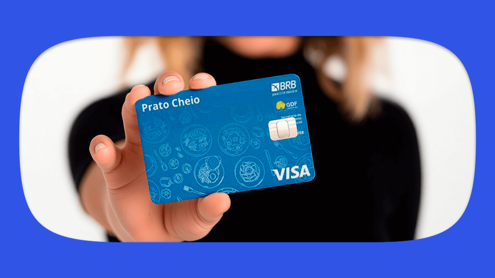 Pessoa segurando um cartão de crédito Visa do programa Prato Cheio do BRB, promovendo benefícios e facilidade de pagamento, com fundo branco e destaque para o cartão.