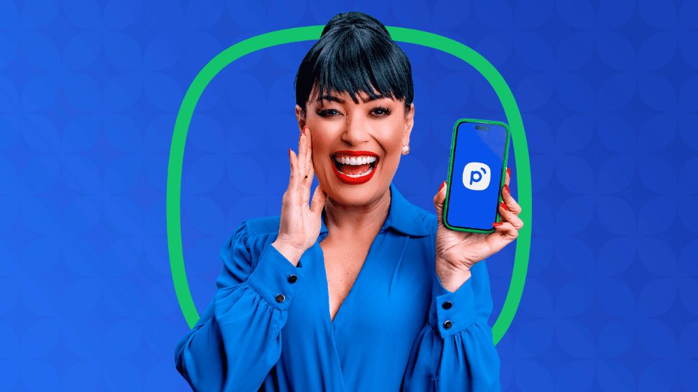 Milene Pavorô sorridente segurando um celular com o aplicativo do Pagou Fácil, destacando o Feirão Pagou Fácil, com fundo azul vibrante.