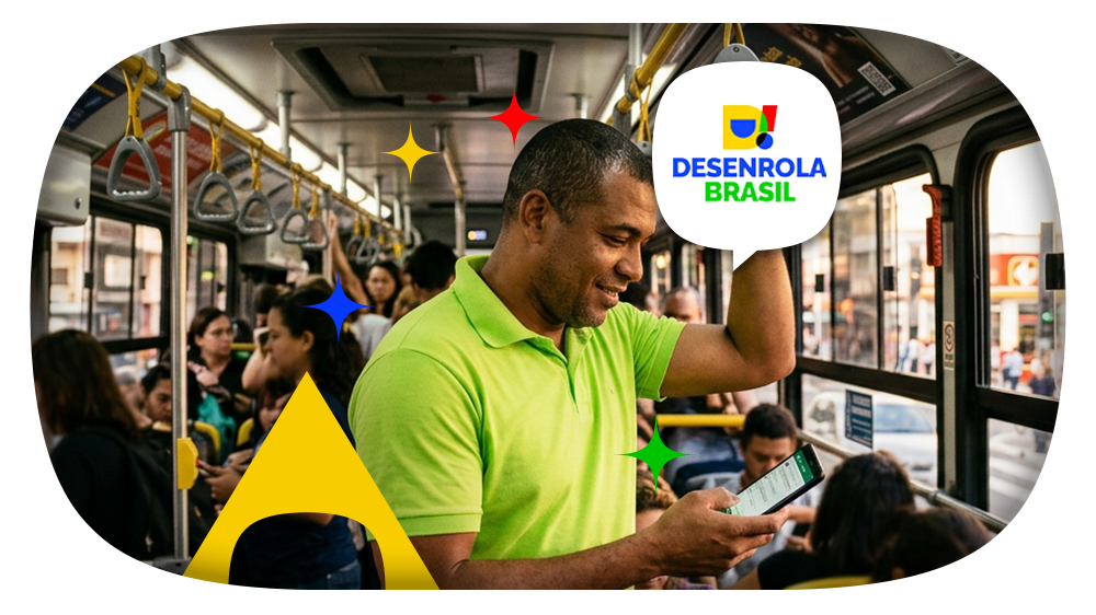 Homem negro sorridente olhando para o celular enquanto viaja em um veículo de transporte público. Ao lado de seu rosto, surge o logo do programa Desenrola Brasil 2.0, com um elemento gráfico característico da identidade visual do programa logo abaixo.